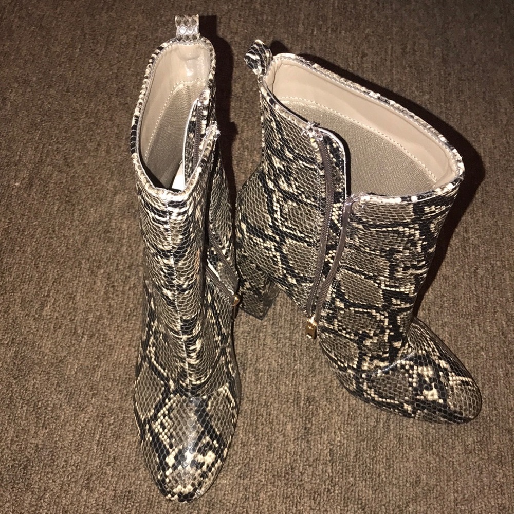 Snake skin shoedazzle booties